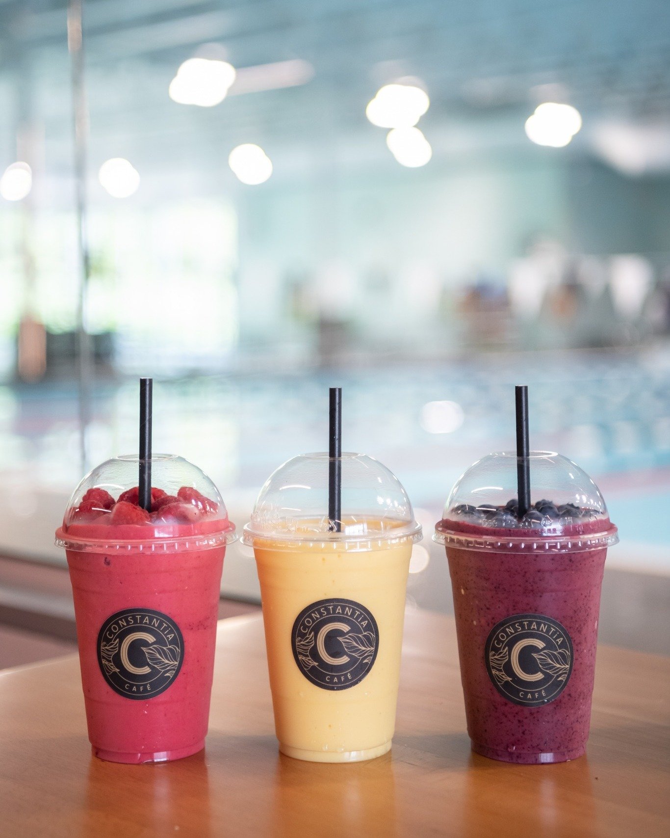 Trois smoothies Café Constantia devant la piscine du Complexe aquatique