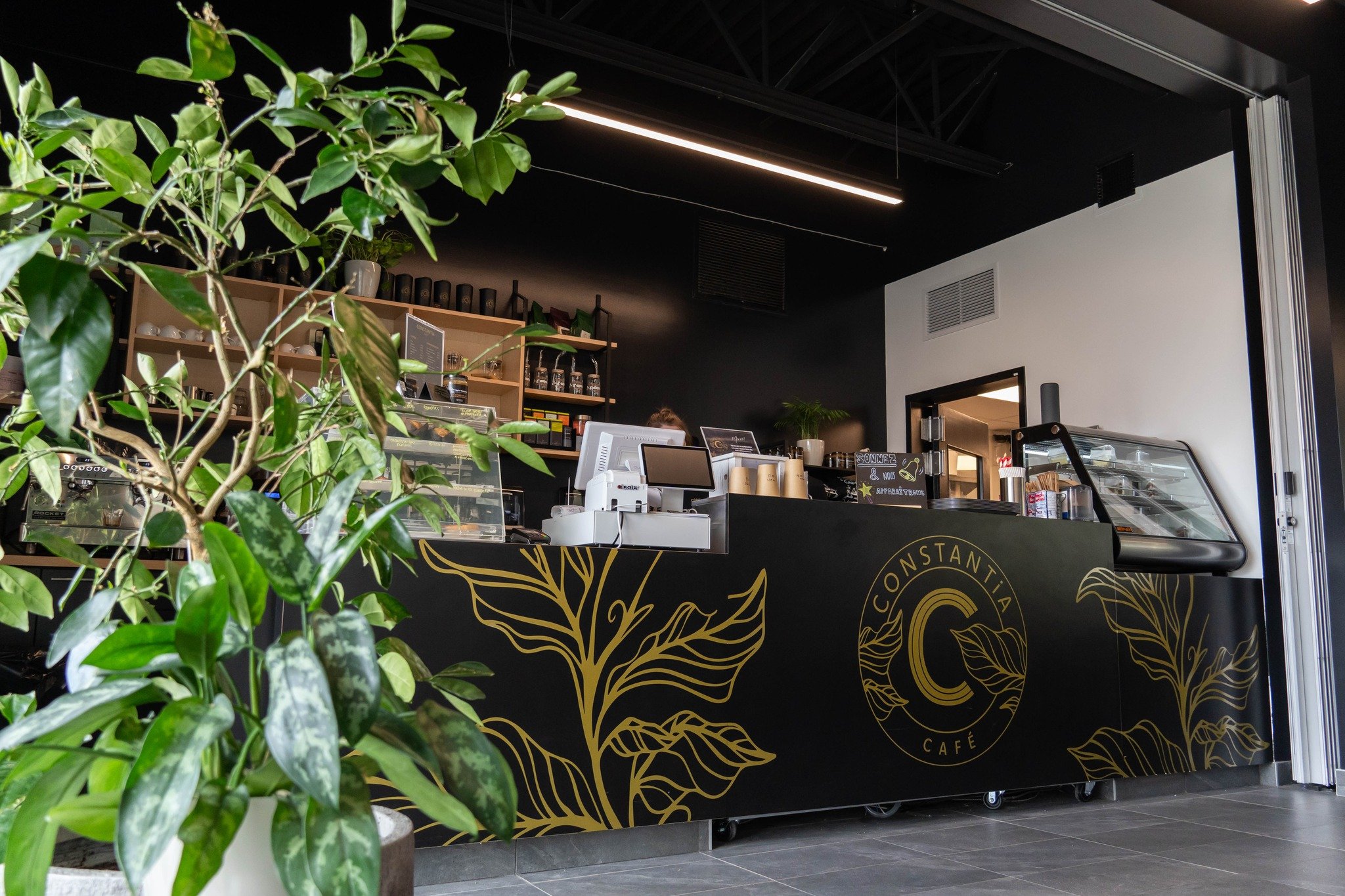 Comptoir intérieur du Café Constantia — succursale Le Complexe aquatique
